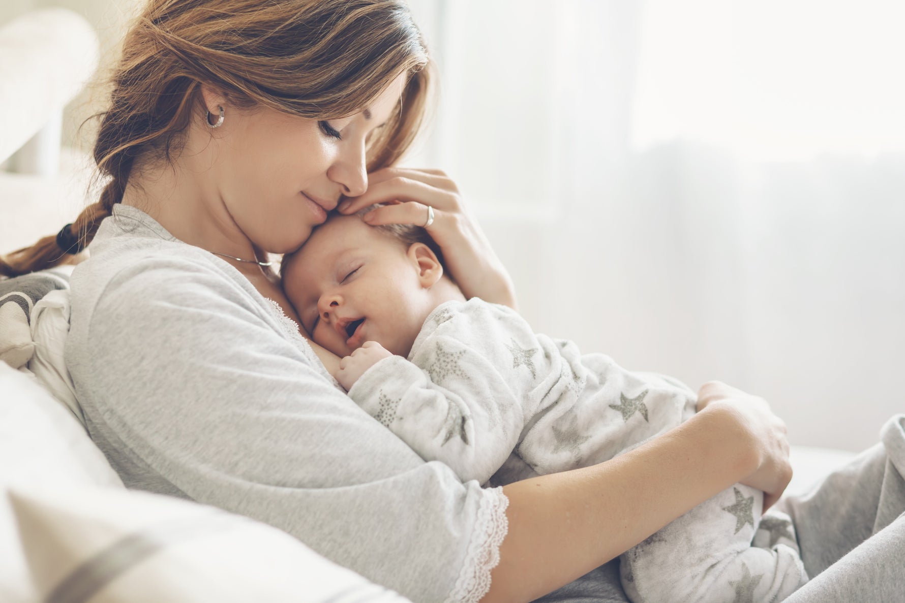 Mẹ và Trẻ sơ sinh: Từ Kết nối Ban đầu đến Gắn bó Thân thiết