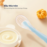 Người mẹ đang uốn cong thìa ăn dặm silicon Aiwibi để minh họa độ mềm dẻo vượt trội của sản phẩm.