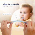 Người mẹ đang uốn cong thìa ăn dặm silicon Aiwibi để minh họa độ mềm dẻo vượt trội của sản phẩm.